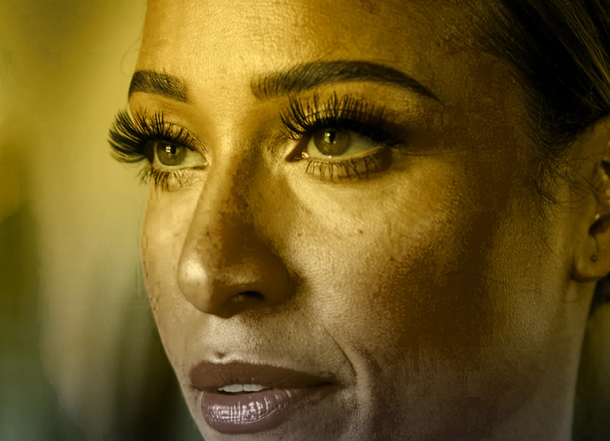 تصویری از کاشت مژه فیشر، که نمای نزدیکی از فرایند چسباندن مژههای مصنوعی بر روی مژههای طبیعی را نشان میدهد.