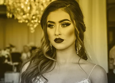 آرایش زیبا و متناسب با روز عروسی برای یک ظاهر جذاب و ماندگار.